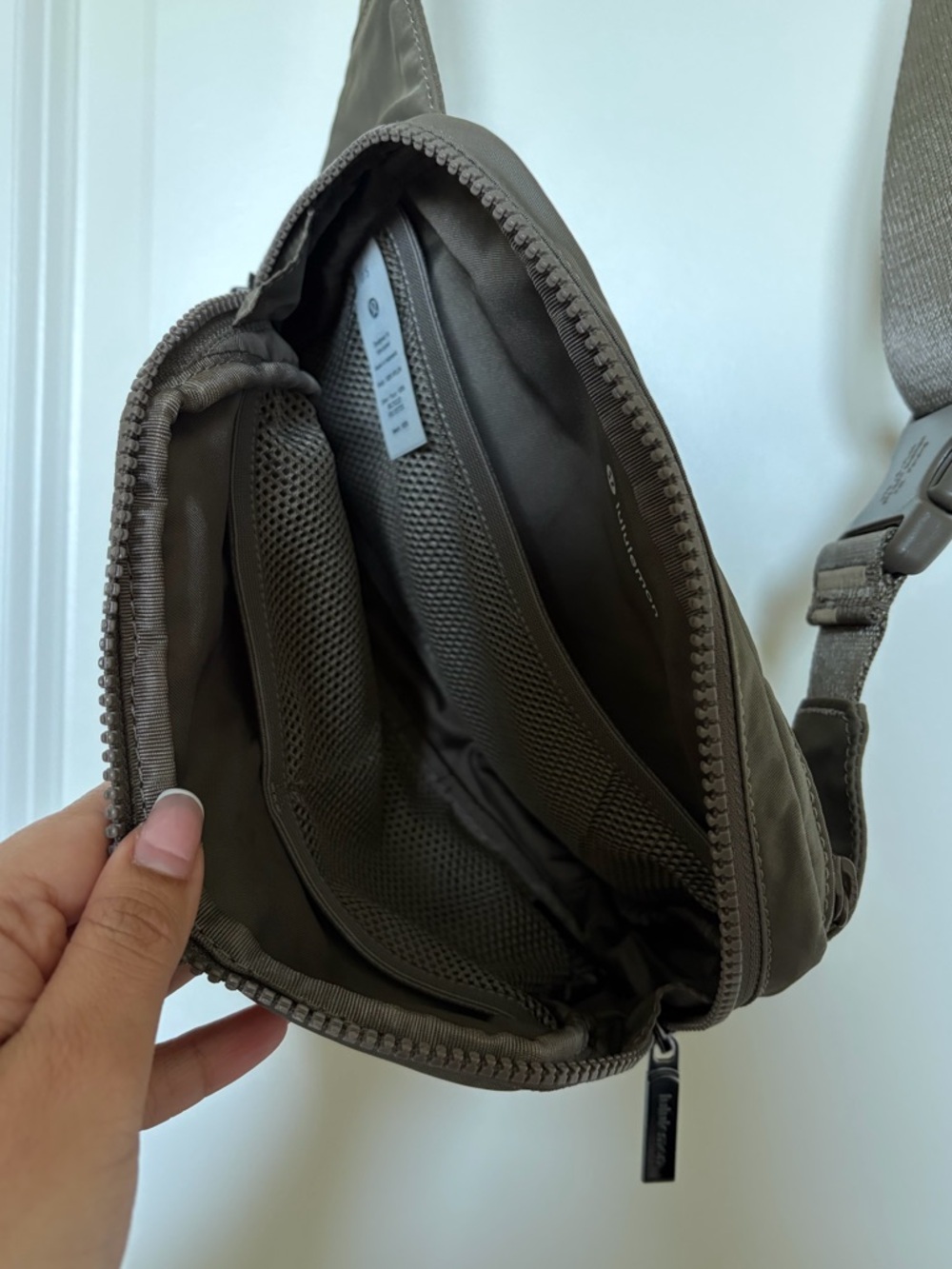 Lululemon Nomad Belt Bag 2L with Branded Strap - Picture 4 of 9